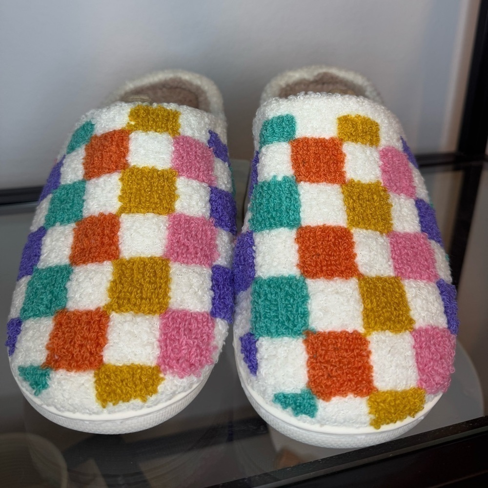 NWT Vibrant Colorful Rainbow Checkered Fuzzy Slippers Women's Size: 8-9 - Picture 4 of 5